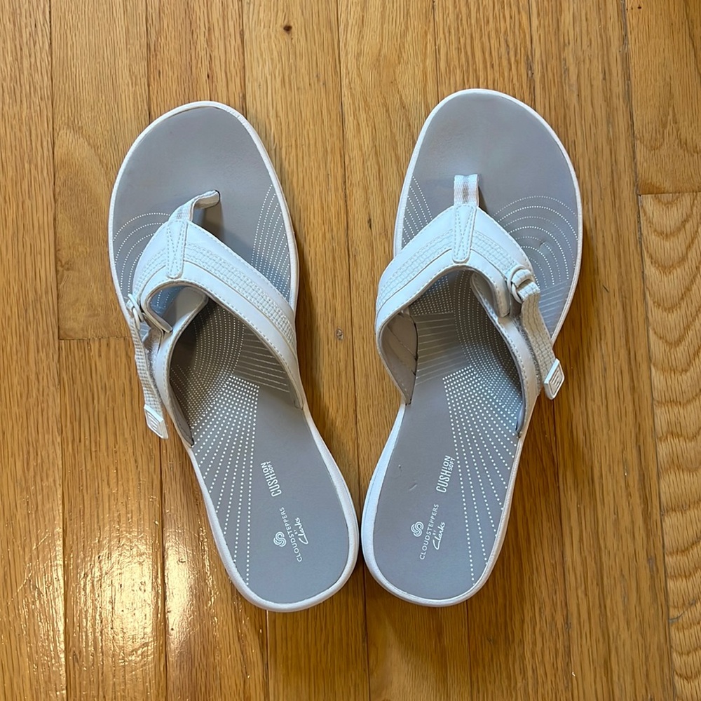 Clarks Cloudsteppers flip flops